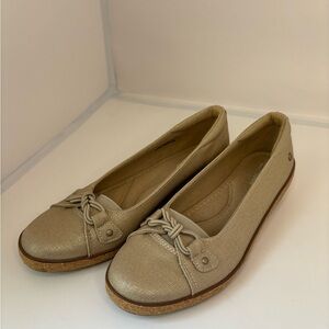 Chic Grasshopper Women's Tan golden shimmer Loafers size 8.5